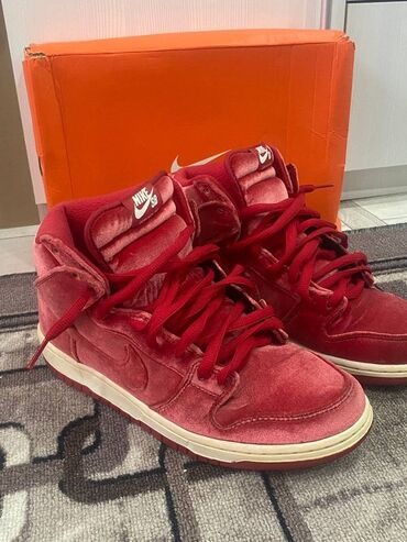 Botinkalar: Məhsul: Nike SB Dunk High – Qırmızı (məxməri/velvet üst) - Model
