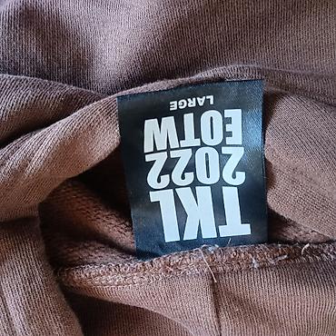 es una marca de ropa: TKL TOUR 2022 dukserica s kapuljačom – veličina L - Boja: tamno braon — 4