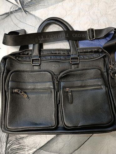 Портфели: Черный портфель Giorgio Ferretti из текстурированной кожи. Оснащен