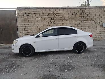 Ağ rəngli sedan, şəhərdaxili və gündəlik istifadə üçün rahat ölçülər