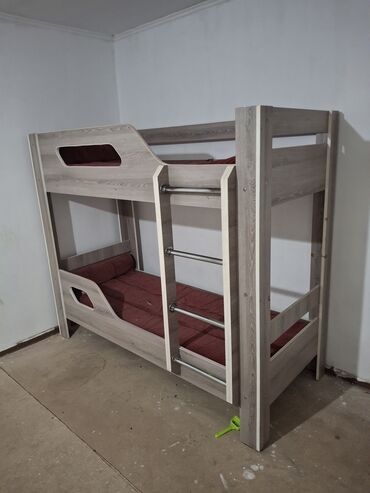 продаю матрасы: Двухъярусная кровать с лестницей - Материал: ЛДСП под светлое дерево