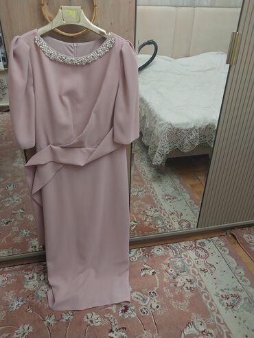 платье на той: Элегантное платье миди пудрово‑розового цвета. - Силуэт: прямой