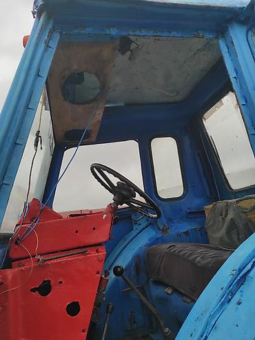 Traktor qoşqularının ehtiyyat hissələri: Rəngi göydür. Kabinası mövcuddur. Ön hissəsindəki radiator barmaqlığı — 3