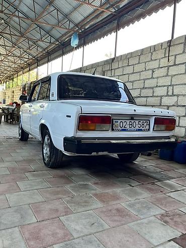 фольксваген поло л с: VAZ 2107, ağ rəng, sedan kuzov. Xüsusiyyətlər: - Rəsmi 4 qapılı — 1