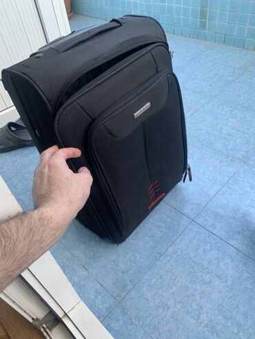 Çantalar: Kiçik ölçülü yol çantası, normal vəziyyətdədir, işarə etdiyim yeri
