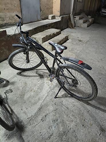 velosiped enduro: Şəhər və yüngül off-road üçün dağ velosipedi

- Rəng: qara
- — 3