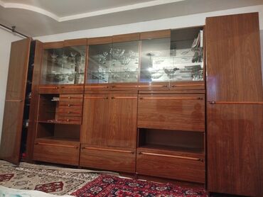 Отдам даром: Продаются стенка 
цена 10000тыс Б/у