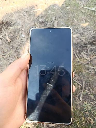 Другие мобильные телефоны: Смартфон с большим безрамочным дисплеем с отверстием под фронтальную — 1