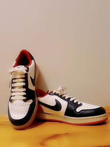 Digər idman və istirahət malları: Ag rengli, qirmizi ve qara detallari olan Nike air idman ayaqqabilari — 6