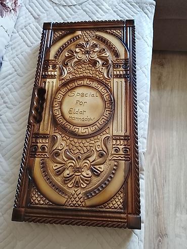qarabag imzali forma: Nərd dəsti – əl oyma taxta, xüsusi yazılı. Xüsusiyyətlər: - Material — 4