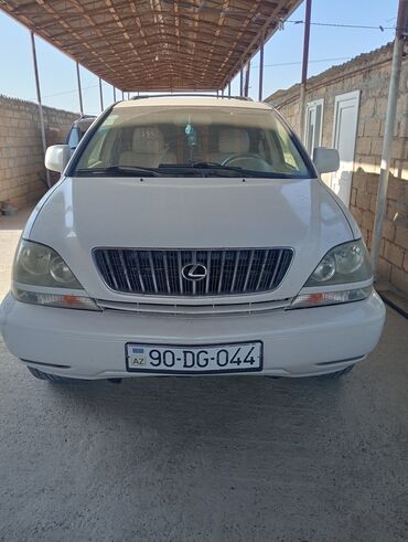Ön tərəfdən çəkilmiş şəkildə ağ rəngli Lexus RX 300 yolsuzluq