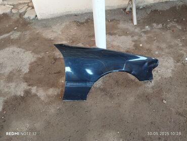 автомобиль фольксваген поло: Qara rəngdə olan, Mercedes-Benz avtomobilinə məxsus ön qanad və