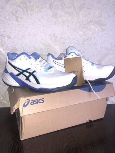 кроссовки asics: Продаю новые кроссовки Асикс,для зала,размер 36!