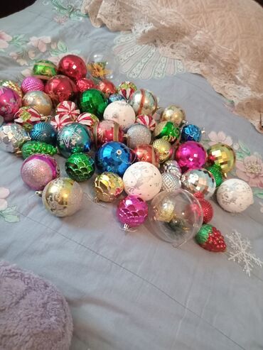 Yeni il oyuncaqları və bəzəkləri: Yeni il yolkası təzədir çox gözəldir.Bütün oyuncaqlar üzərində — 10