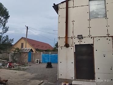 Продаётся частный дом с участком.Мансарда рядом школа садик.три — 1