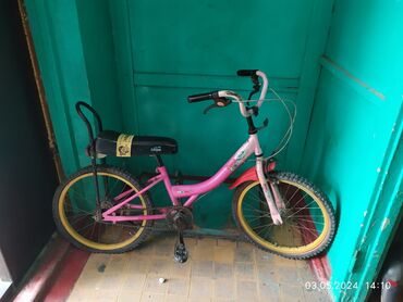 розовый самокат: Продам велосипед примерно на 9-12 лет есть потёртости и тормоза только