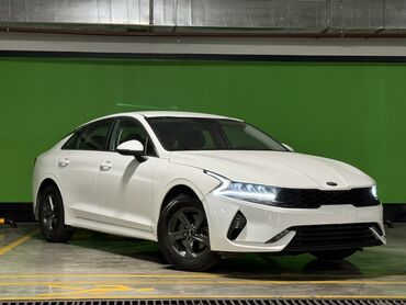 для покраски авто: Белый седан Kia K5 отличается современным дизайном и плавными линиями