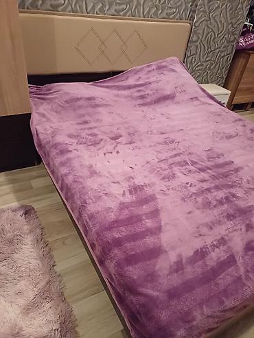 yataq ortuleri: Bənövşəyi rəngli, yumşaq plüslü yataq örtüyü/pled. - Material — 1