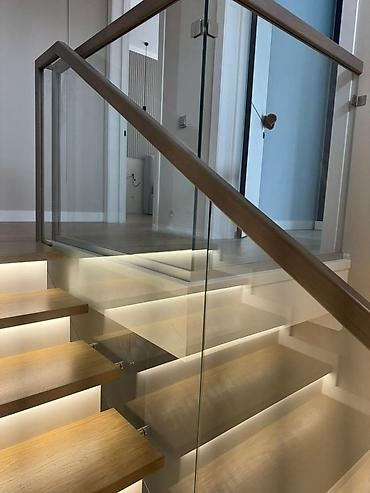 Изготовление перил: Элегантная винтовая лестница с перилами, выполненными из комбинации — 16