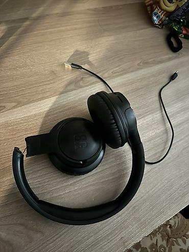 JBL simsiz qulaqlıq 2 defe işledilib kenarinda ehtiyatsizliqdan zede