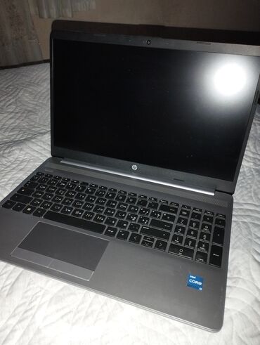 hp: HP brendinin qara rəngli noutbuku. Geniş klaviatura rahat yazı yazmağa