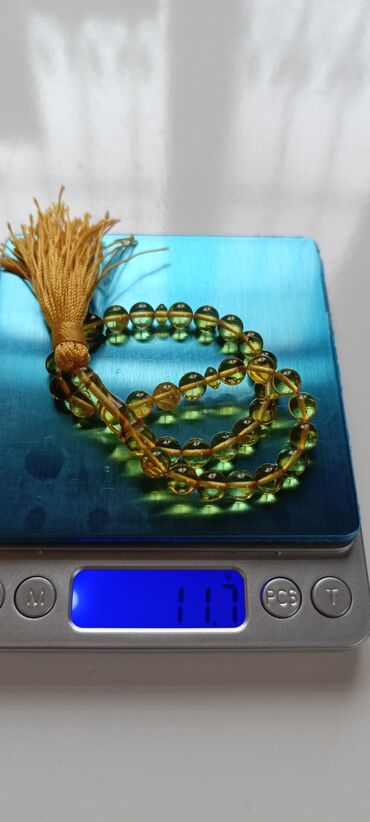 Təsbehlər: Təsbeh – kiçik kəhrəba muncuqlu, şəffaf limon tonlarda.Bütöv — 5