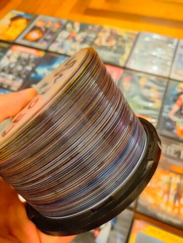 Более 200 фильмов на дисках. Часть из них были куплены и находятся