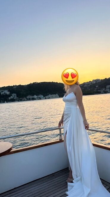 Плащи: Açıq ağ rəngi və yan terefde yarığı var. İstanbuldan alınıb cəmi 1