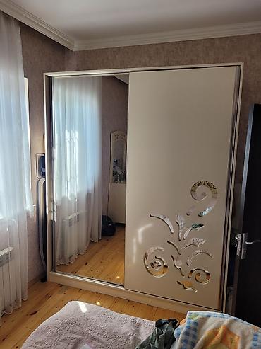 Dolab-asılqanlar: Dolab,sifoner,material qalin mdf,bir terefi guzgu.Sud rengidi.Qapisi — 2
