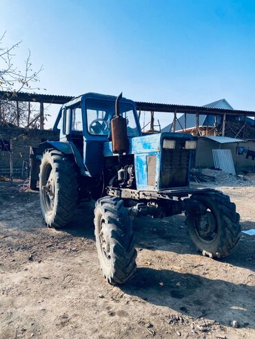 скутеры новые: Трактор колесный, с кабиной, синего цвета. Класс —