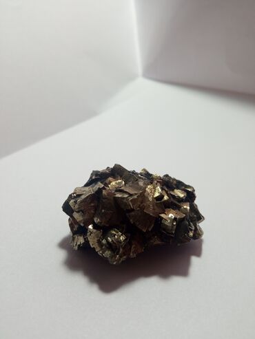 продаю камни: Камень "Пирит" необработанный Длина 4 см ширина 2 см толщина 3 см
