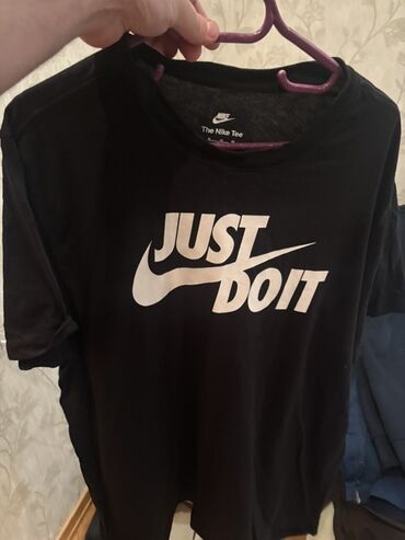 белые мужские кофты: Nike The Nike Tee köynəyi - Rəng: qara - Ön hissədə iri ağ “JUST DO