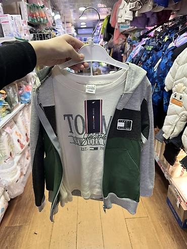 jeans: Детский комплект Tommy Hilfiger, 5 years Состав: - Свитшот с принтом — 1
