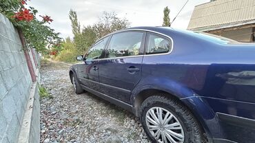 бу авто в кредит без первоначального взноса рядом просп. жибек жолу, бишкек: Седан Volkswagen Passat синего цвета с характерной решеткой радиатора