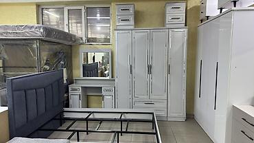 Спальные гарнитуры: Спальный гарнитур в светло-сером/белом глянце с фрезерованными — 1