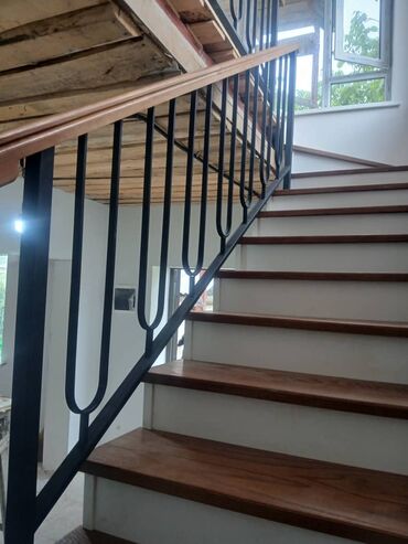 Обшивка лестниц: Современная прямая лестница с металлическим каркасом и деревянными — 7