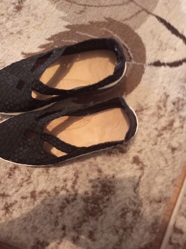Босоножки, сандалии, шлепанцы: Девочки продаю свою обувь по причине что они мне малы и одна больше — 9