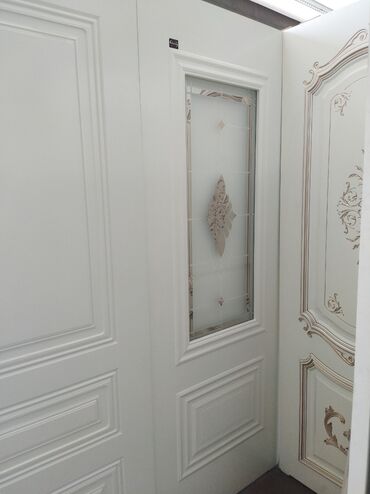otaq qapılari: Ağ rəngdə taxta qapı, klassik üslubda hazırlanmışdır. Qapı cəlbedici