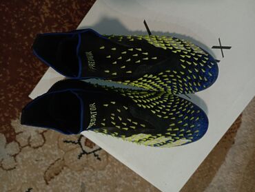 обувь для футбола: Продаю бутсы Adidas Predator оригинал для большого футбола⚽,одевал