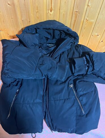 женский пуховик новый: Pull& Bear Qara şişmə qış gödəkçəsi