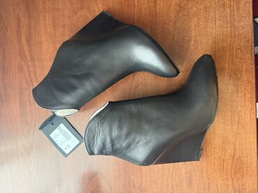 Çəkmələr: Qısaboğaz, Ölçü: 39, rəng - Qara, Yeni