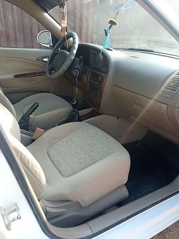 Другие детали салона: Легковой автомобиль седан, салон бежевый тканевый. Основные — 3