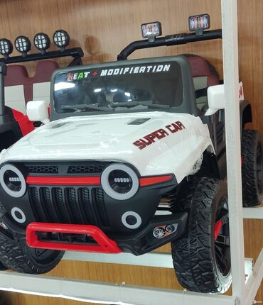 Uşaqlar üçün nəzərdə tutulmuş bu elektrikli maşın, "Super Car" yazısı