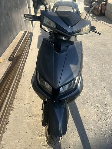 w210 e50: Скутер G5X (производитель указан на номерной рамке — GS Suzuki, серия — 1