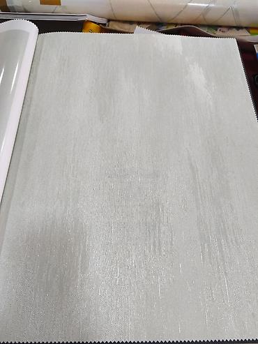 vinil divar: Divar kağızı kataloqundan zərif, açıq boz–gümüşü tonlarda monoxrom — 1