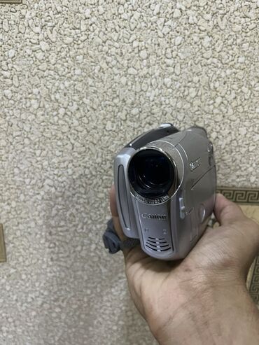 analoq kamera: Canon MD101 MiniDV videokamera, yığcam gümüşü korpusda təqdim olunur
