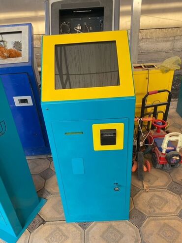 компьютерный клуб продаю: Платежный терминал в сине-желтом корпусе. В отличном состоянии