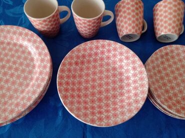 Kompleti posuđa: Servis za 4 osobe sa velikim soljama. Boja je lepa crvena. razlika — 11