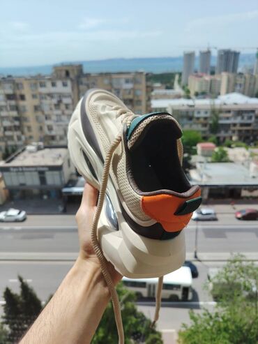 adidas ayaqqabı: Qeyd edək ki, məhsul ölkədə 70-80 manata təklif olunur. Məhsul tam