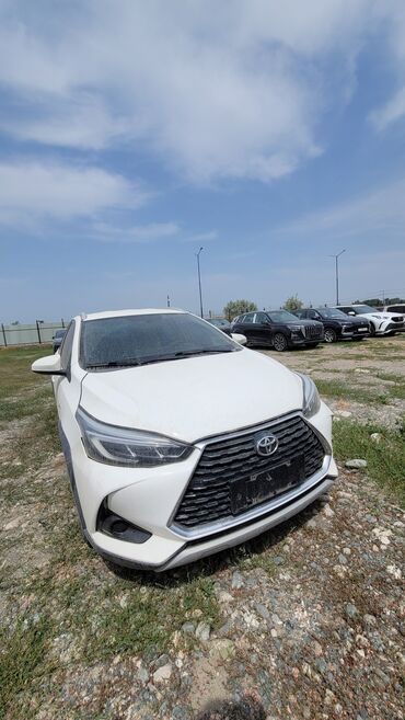 бетономешалка продается: Белый хэтчбек Toyota Yaris L. Этот автомобиль отличается компактным